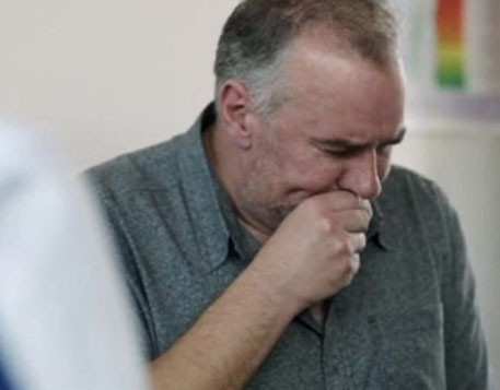 Cơ quan hô hấp bất thường: những người nghiện thuốc lá và rượu, nếu bị ho dai dẳng, nuốt vướng, hãy nghĩ tới bệnh ung thư phổi. Khàn tiếng thường xuyên và kéo dài không do viêm họng hay cảm lạnh, thì đó có thể là dấu hiệu của ung thư thanh quản.