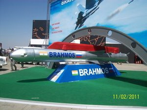 Tên lửa hành trình siêu thanh vượt đại dương Brahmos. (Nguồn: bharat-rakshak.com) Tên lửa hành trình siêu thanh vượt đại dương Brahmos. (Nguồn: bharat-rakshak.com)