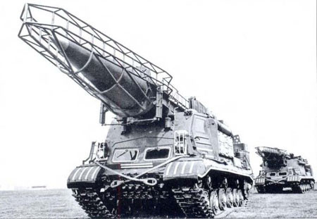 Tên lửa đạn đạo R-11M trên xe phóng bánh xích 8U28.