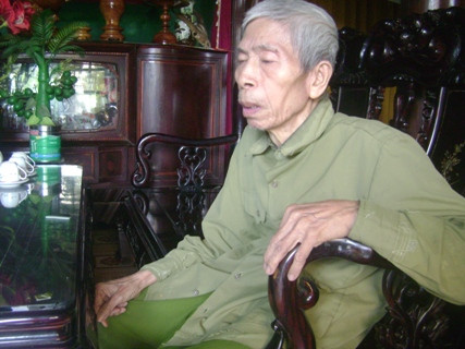 Ông Võ Đại Tôn cháu họ Đại tướng Võ Nguyên Giáp bùi ngùi chờ đợi từng giờ chờ đợi ngày thi hài Đại tướng được đưa về quê an táng Ông Võ Đại Tôn cháu họ Đại tướng Võ Nguyên Giáp bùi ngùi chờ đợi từng giờ chờ đợi ngày thi hài Đại tướng được đưa về quê an táng