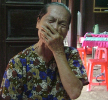 Bà Võ Thị Lài cháu gọi Đại tướng Võ Nguyên Giáp bằng cậu oà khóc khi nghe tin thi hài của Đại tướng được đưa về quê an táng Bà Võ Thị Lài cháu gọi Đại tướng Võ Nguyên Giáp bằng cậu oà khóc khi nghe tin thi hài của Đại tướng được đưa về quê an táng