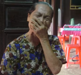 Bà Võ Thị Lài cháu gọi Đại tướng Võ Nguyên Giáp bằng cậu oà khóc khi nghe tin thi hài của Đại tướng được đưa về quê an táng