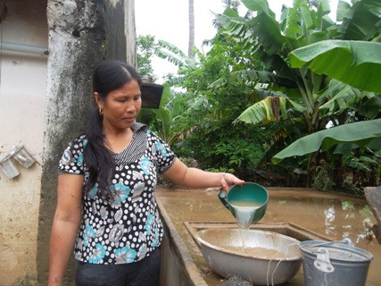 Nhiều người dân cố lọc nước đã bị hoà với nước lũ để dùng