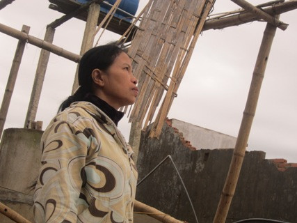 Một người dân Hà Tĩnh thẫn thờ trước ngôi nhà bị bão làm đổ sập Một người dân Hà Tĩnh thẫn thờ trước ngôi nhà bị bão làm đổ sập