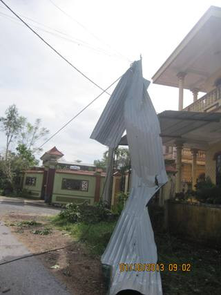 Những mái tôn cũng bị gió tốc ném xuống vệ đường Những mái tôn cũng bị gió tốc ném xuống vệ đường