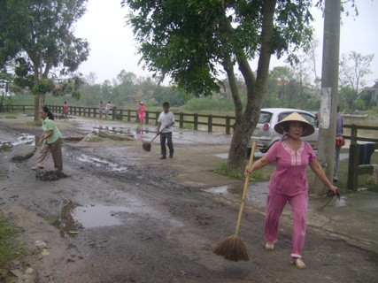 Người dân nghe tin đã đến dọn dẹp đường sá vào nhà lưu niệm của Đại tướng Võ Nguyên Giáp tại thôn An Xá để chuẩn bị cho việc tiễn đưa Đại tướng Người dân nghe tin đã đến dọn dẹp đường sá vào nhà lưu niệm của Đại tướng Võ Nguyên Giáp tại thôn An Xá để chuẩn bị cho việc tiễn đưa Đại tướng