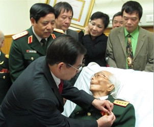 Thể theo ý nguyện của cố Đai tướng Võ Nguyên Giáp và người nhà thi hài của Đại tướng sẽ đươc an táng nơi quê nhà vào ngày 13/10. Thể theo ý nguyện của cố Đai tướng Võ Nguyên Giáp và người nhà thi hài của Đại tướng sẽ đươc an táng nơi quê nhà vào ngày 13/10.