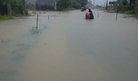 Nhiều tuyến đường chìm sâu trong nước lũ. Nhiều tuyến đường chìm sâu trong nước lũ.