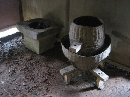 Chiếc cối xay đơn sơ làm bằng tre nứa Chiếc cối xay đơn sơ làm bằng tre nứa