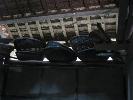 Giá để treo những chiếc rổ, rá trong nhà lưu niệm Đại Tướng Giá để treo những chiếc rổ, rá trong nhà lưu niệm Đại Tướng