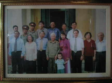 Bức ảnh của gia đình Đại tướng Võ Nguyên Giáp được đặt trang trọng trong ngôi nhà Bức ảnh của gia đình Đại tướng Võ Nguyên Giáp được đặt trang trọng trong ngôi nhà