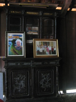 Chiếc tủ chè và giá để sách bằng gỗ giản dị Chiếc tủ chè và giá để sách bằng gỗ giản dị