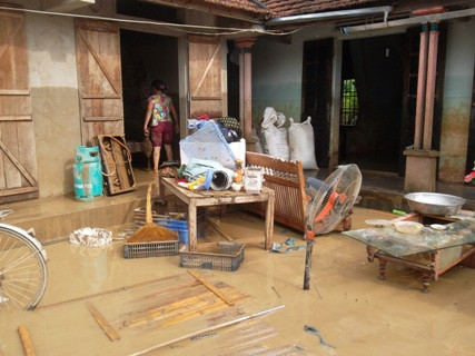 Bao nhiêu mồ hôi nước mắt của người dân đã theo dòng nước lũ