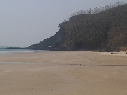 Vũng Chùa nằm tựa lưng vào ngọn núi Mũi Rồng Vũng Chùa nằm tựa lưng vào ngọn núi Mũi Rồng