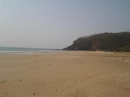 Bờ biển tại khu vực Vũng Chùa khá hẹp nhưng lại rất bằng phẳng Bờ biển tại khu vực Vũng Chùa khá hẹp nhưng lại rất bằng phẳng