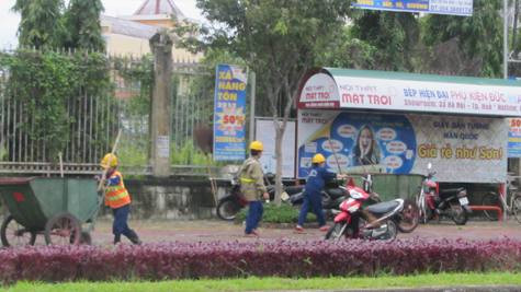 Các công nhân môi trường tại TP. Huế đang khắc phục hậu quả của bão số 10 Các công nhân môi trường tại TP. Huế đang khắc phục hậu quả của bão số 10