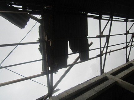 Đình chợ tại xã Thạch Kim, huyện Lộc Hà, Hà Tĩnh bị gió bão tốc mái Đình chợ tại xã Thạch Kim, huyện Lộc Hà, Hà Tĩnh bị gió bão tốc mái