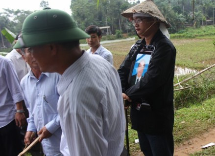 Anh Nguyễn Tài Vinh con cả của ông Dũng đau đớn trước sự ra đi đột ngột của bố mình