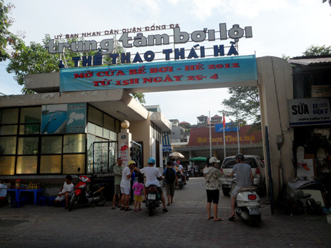 Nhiều bể bơi lớn tại Hà Nội như bể bơi Thái Hà (Số 5 Thái Hà, Đống Đa), Bể bơi bốn mùa (493 Trương Định, Hoàng Mai),... những ngày này luôn đông nghịt người. Nhiều bể bơi lớn tại Hà Nội như bể bơi Thái Hà (Số 5 Thái Hà, Đống Đa), Bể bơi bốn mùa (493 Trương Định, Hoàng Mai),... những ngày này luôn đông nghịt người.