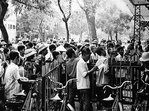 Cảnh chen lấn, xếp hàng dài chờ mua hàng tem phiếu thời bao cấp khiến những ai đã từng trải qua đều cảm thấy sợ. (Ảnh tư liệu)