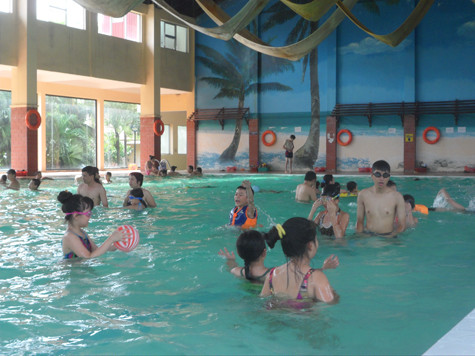 Đặc biệt là chiều những ngày cuối tuần, lượng người đổ đến bơi lội, tắm mát giải nhiệt luôn tăng cao đột biến. Đặc biệt là chiều những ngày cuối tuần, lượng người đổ đến bơi lội, tắm mát giải nhiệt luôn tăng cao đột biến.