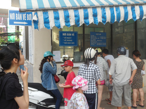 Giá vé tại một số bể bơi có khác nhau như tại bể bơi Bốn mùa (493 Trương Định): Giá vé dành cho người lớn là 65 nghìn đồng/lượt, giá vé dành cho trẻ em là 50 nghìn đồng/lượt. Còn lại bể bơi Thái Hà (số 5 Thái Hà): giá vé dành cho người lớn là 20 nghìn đồng/ca (1 giờ), trẻ em là 15 nghìn đồng/ca (1 giờ) nhưng quầy bán vé luôn hoạt động hết công suất. Giá vé tại một số bể bơi có khác nhau như tại bể bơi Bốn mùa (493 Trương Định): Giá vé dành cho người lớn là 65 nghìn đồng/lượt, giá vé dành cho trẻ em là 50 nghìn đồng/lượt. Còn lại bể bơi Thái Hà (số 5 Thái Hà): giá vé dành cho người lớn là 20 nghìn đồng/ca (1 giờ), trẻ em là 15 nghìn đồng/ca (1 giờ) nhưng quầy bán vé luôn hoạt động hết công suất.