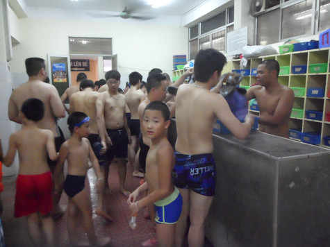 Do trời nắng nóng khiến cho thời tiết oi bức nên phần lớn người dân tìm phương án giải nhiệt bằng cách đến bể bơi để được ngâm mình trong nước. Do trời nắng nóng khiến cho thời tiết oi bức nên phần lớn người dân tìm phương án giải nhiệt bằng cách đến bể bơi để được ngâm mình trong nước.