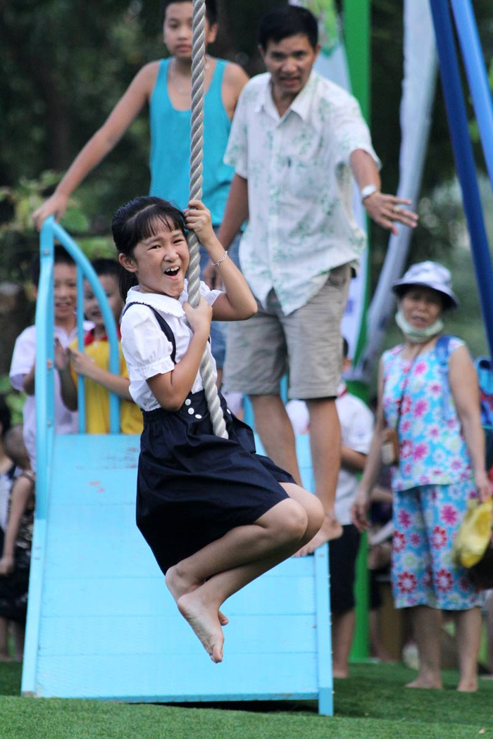 Các em lớn hơn chơi trò đu dây thử cảm giác mạnh.