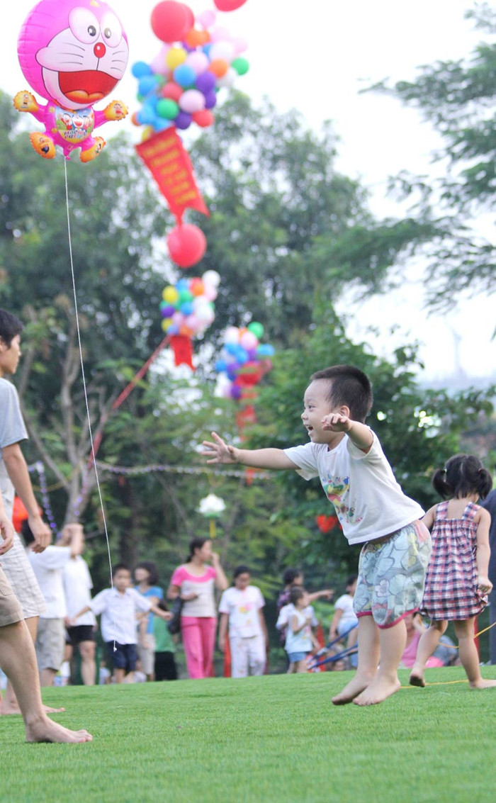 Bay nhảy với bóng bay là những sở thích của các em nhỏ.