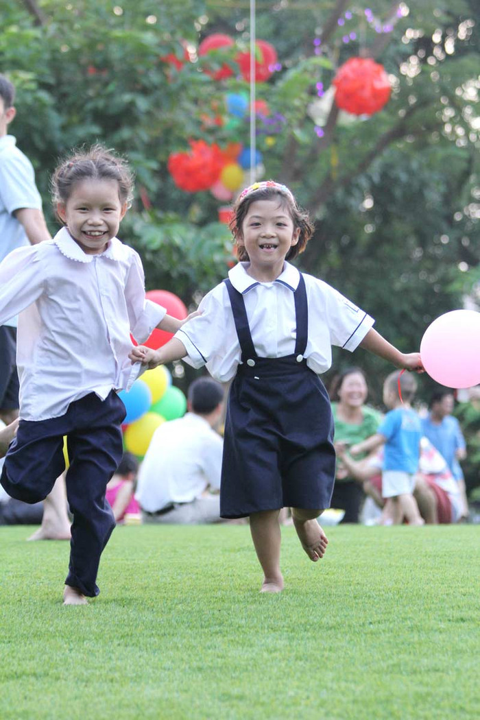 Cùng bạn chạy nhảy, nô đùa. Những ngày cận kề Tết trung thu như thế này các em càng háo hức hơn để vui chơi.