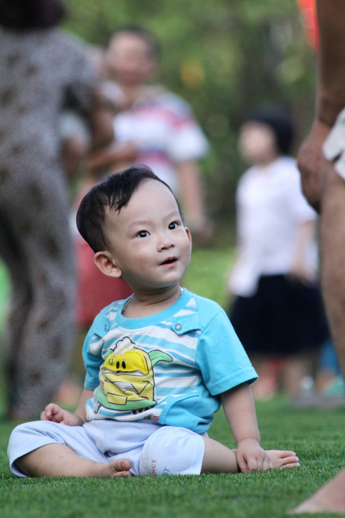 “Bà mua đèn ông sao cho cháu nhé”.