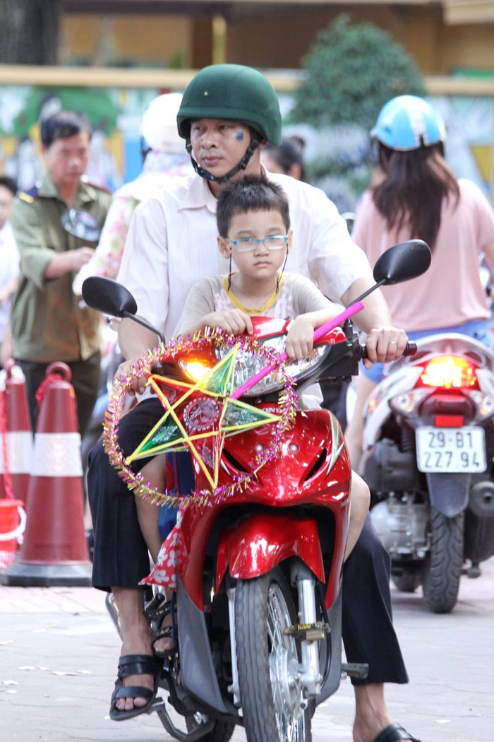 Được bố mua đèn ông sao sớm.