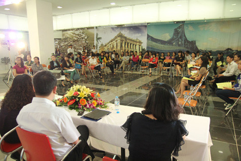 Đông đảo các bậc phụ huynh Thủ đô tới sự buổi tọa đàm do Báo điện tử Giáo dục Việt Nam tổ chức. Đông đảo các bậc phụ huynh Thủ đô tới sự buổi tọa đàm do Báo điện tử Giáo dục Việt Nam tổ chức.