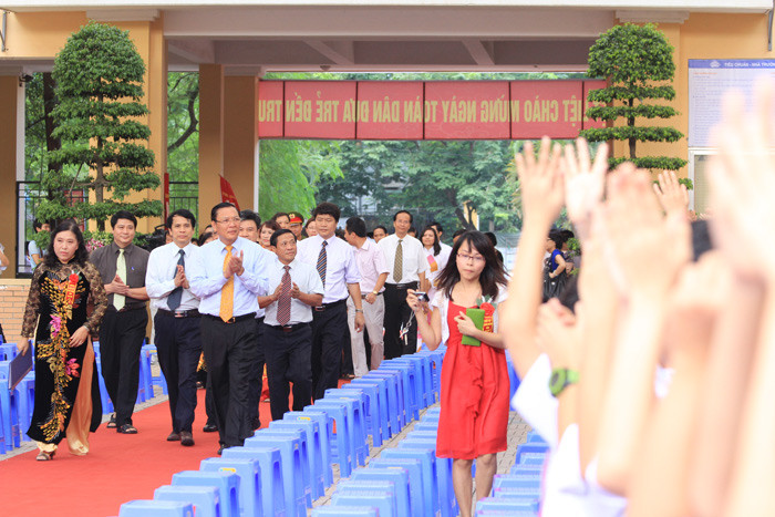 Bộ trưởng Bộ GD&ĐT Phạm Vũ Luận hoan nghênh thầy và trò Trường THCS Lê Quý Đôn chuẩn bị tốt cho năm học 2012-2013. >> Những hình ảnh ấn tượng về trẻ em ở Trường Sa >> Cô giáo 9X xinh đẹp của Trường Chuyên Hà Nội - Amsterdam