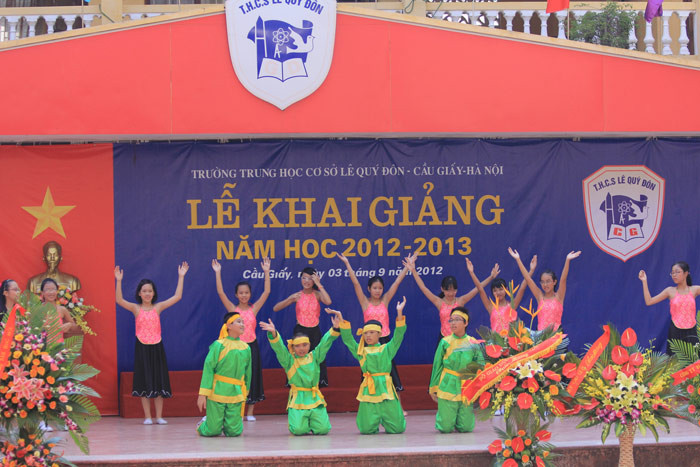 Các tiết mục văn nghệ chào mừng năm học mới do các thầy cô, học sinh nhà trường biểu diễn. >> Những hình ảnh ấn tượng về trẻ em ở Trường Sa >> Cô giáo 9X xinh đẹp của Trường Chuyên Hà Nội - Amsterdam