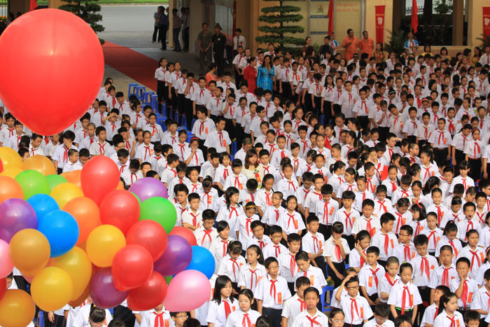 Học sinh trang nghiêm lắng nghe thầy cô dặn dò trước năm học. >> Những hình ảnh ấn tượng về trẻ em ở Trường Sa >> Cô giáo 9X xinh đẹp của Trường Chuyên Hà Nội - Amsterdam