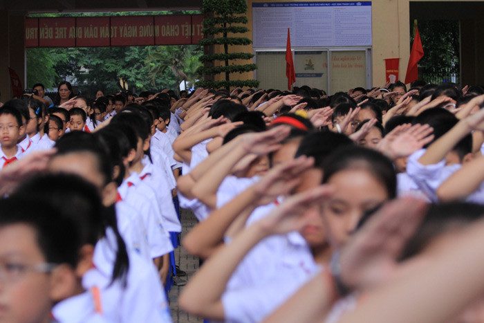 Các em học sinh xúc động khi chào cờ và hát Quốc ca. >> Những hình ảnh ấn tượng về trẻ em ở Trường Sa >> Cô giáo 9X xinh đẹp của Trường Chuyên Hà Nội - Amsterdam