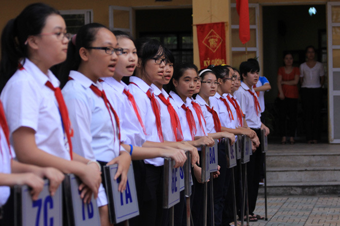 Háo hức chào đón Bộ trưởng đến thăm trường. >> Những hình ảnh ấn tượng về trẻ em ở Trường Sa >> Cô giáo 9X xinh đẹp của Trường Chuyên Hà Nội - Amsterdam