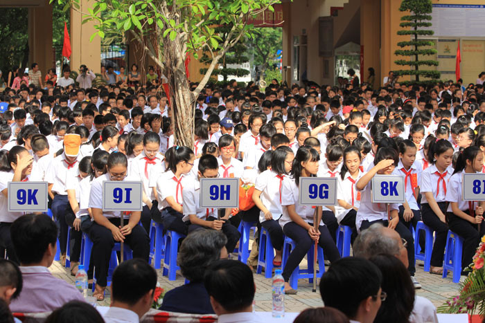 Buổi khai giảng năm học mới có đông đảo học sinh các khối. >> Những hình ảnh ấn tượng về trẻ em ở Trường Sa >> Cô giáo 9X xinh đẹp của Trường Chuyên Hà Nội - Amsterdam
