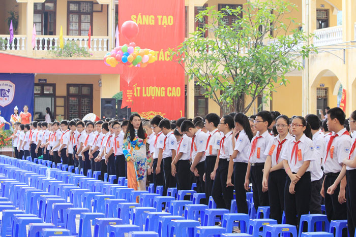 Học sinh trang nghiêm chuẩn bị giờ khai giảng. >> Những hình ảnh ấn tượng về trẻ em ở Trường Sa >> Cô giáo 9X xinh đẹp của Trường Chuyên Hà Nội - Amsterdam