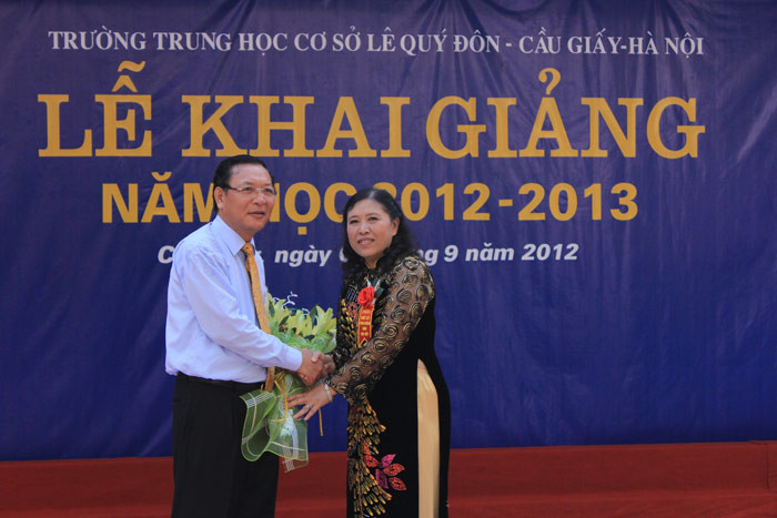 Hiệu trường Trường THCS Lê Quý Đôn Nguyễn Thị Mai Lan tặng hoa cảm ơn sự quan tâm từ Bộ trưởng Phạm Vũ Luận. >> Những hình ảnh ấn tượng về trẻ em ở Trường Sa >> Cô giáo 9X xinh đẹp của Trường Chuyên Hà Nội - Amsterdam