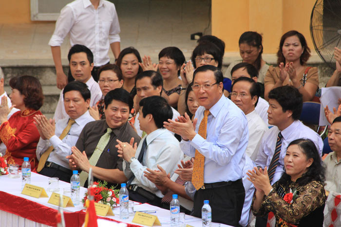 Bộ trưởng Phạm Vũ Luận biểu dương những thành tích mà thầy và trò Trường THCS Lê Quý Đôn đã đạt được trong năm học vừa qua. >> Những hình ảnh ấn tượng về trẻ em ở Trường Sa >> Cô giáo 9X xinh đẹp của Trường Chuyên Hà Nội - Amsterdam