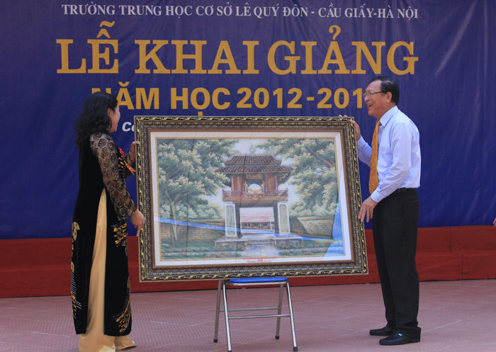 Bộ trưởng tặng thầy và trò nhà trưởng bức tranh biểu trưng cho tinh thần hiếu học của dân tộc. >> Những hình ảnh ấn tượng về trẻ em ở Trường Sa >> Cô giáo 9X xinh đẹp của Trường Chuyên Hà Nội - Amsterdam