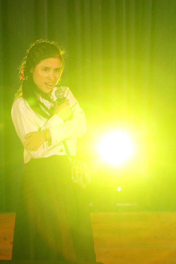 Xen trong chương trình có những tiết mục tiểu phẩm hài làm cho không khí đêm gala đầy cảm xúc mới lạ. Chùm ảnh: Học sinh đến trường trên con đường... "tử thần" Điểm danh những hot girl "siêu kute" làm "điên đảo" mạng facebook Những gương mặt sáng giá nhất vòng 3 Imiss Thăng Long 2012