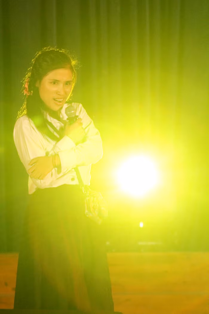 Xen trong chương trình có những tiết mục tiểu phẩm hài làm cho không khí đêm gala đầy cảm xúc mới lạ. Chùm ảnh: Học sinh đến trường trên con đường... "tử thần" Điểm danh những hot girl "siêu kute" làm "điên đảo" mạng facebook Những gương mặt sáng giá nhất vòng 3 Imiss Thăng Long 2012