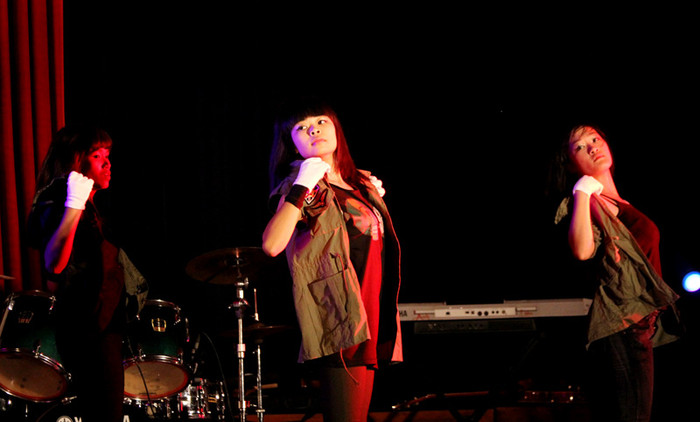 Trước khi chương trình giao lưu chào tân sinh viên chính thức bắt đầu, các tiết mục văn nghệ nóng bỏng do các sinh viên của trường biểu diễn để hâm nóng dần đêm giao lưu. Chùm ảnh: Học sinh đến trường trên con đường... "tử thần" Điểm danh những hot girl "siêu kute" làm "điên đảo" mạng facebook Những gương mặt sáng giá nhất vòng 3 Imiss Thăng Long 2012