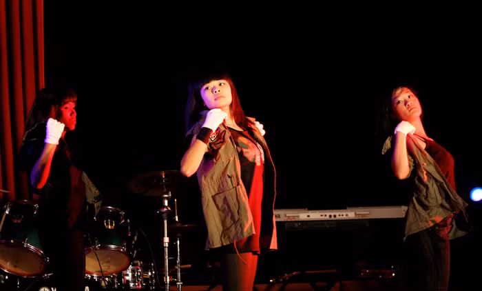 Trước khi chương trình giao lưu chào tân sinh viên chính thức bắt đầu, các tiết mục văn nghệ nóng bỏng do các sinh viên của trường biểu diễn để hâm nóng dần đêm giao lưu. Chùm ảnh: Học sinh đến trường trên con đường... "tử thần" Điểm danh những hot girl "siêu kute" làm "điên đảo" mạng facebook Những gương mặt sáng giá nhất vòng 3 Imiss Thăng Long 2012