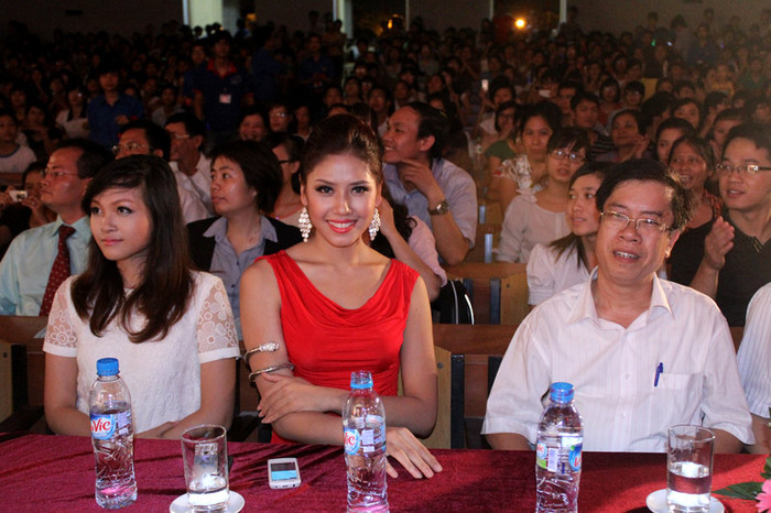 Buổi giao lưa văn nghệ có Hoa hậu biển Nguyễn Thị Loan – một cựu sinh viên của trường Thương Mại. Chùm ảnh: Học sinh đến trường trên con đường... "tử thần" Điểm danh những hot girl "siêu kute" làm "điên đảo" mạng facebook Những gương mặt sáng giá nhất vòng 3 Imiss Thăng Long 2012