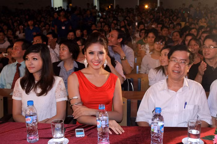 Buổi giao lưa văn nghệ có Hoa hậu biển Nguyễn Thị Loan – một cựu sinh viên của trường Thương Mại. Chùm ảnh: Học sinh đến trường trên con đường... "tử thần" Điểm danh những hot girl "siêu kute" làm "điên đảo" mạng facebook Những gương mặt sáng giá nhất vòng 3 Imiss Thăng Long 2012