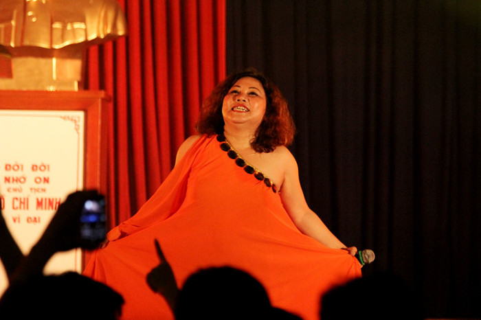 Trong đêm gala, Siu Black thường xuyên làm trò với chiếc váy da cam của mình. Chùm ảnh: Học sinh đến trường trên con đường... "tử thần" Điểm danh những hot girl "siêu kute" làm "điên đảo" mạng facebook Những gương mặt sáng giá nhất vòng 3 Imiss Thăng Long 2012